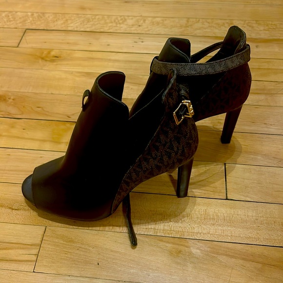 MK high heels excellent condition. Never worn. - Picture 2 of 6